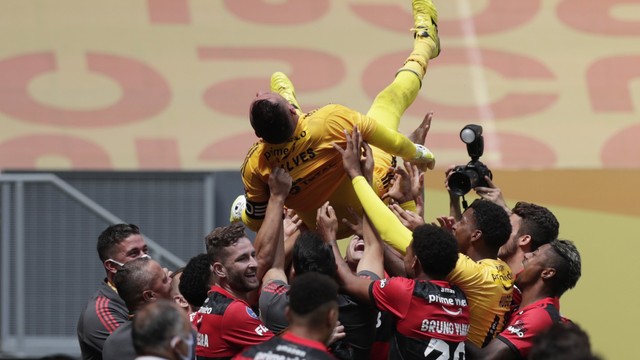 Em jogão, Flamengo vence o Palmeiras nos pênaltis.