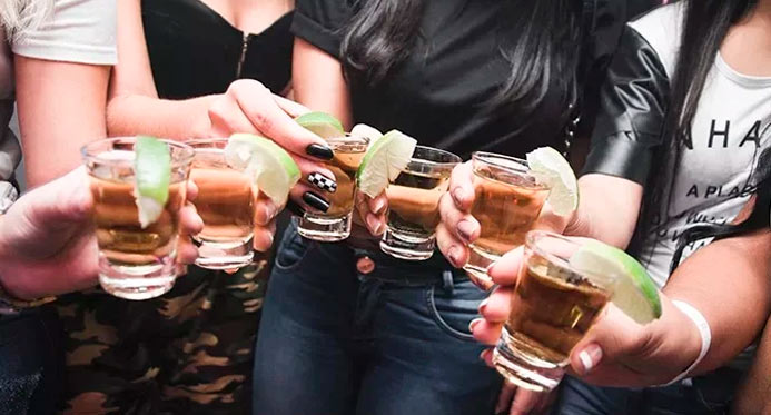 Mais mulheres morreram por consumo de álcool na última década, aponta levantamento