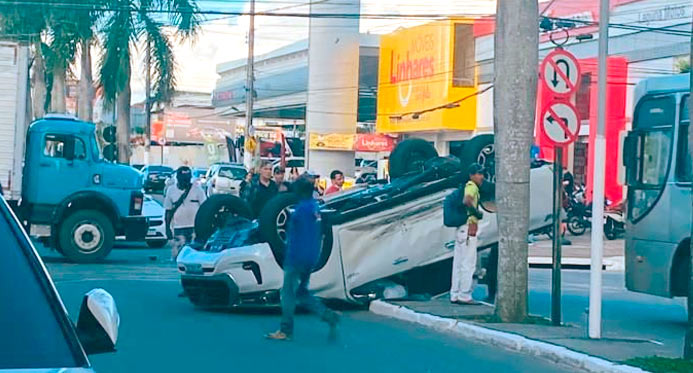 Caminhonete capota ao ser atingida por caminhão no centro de Linhares