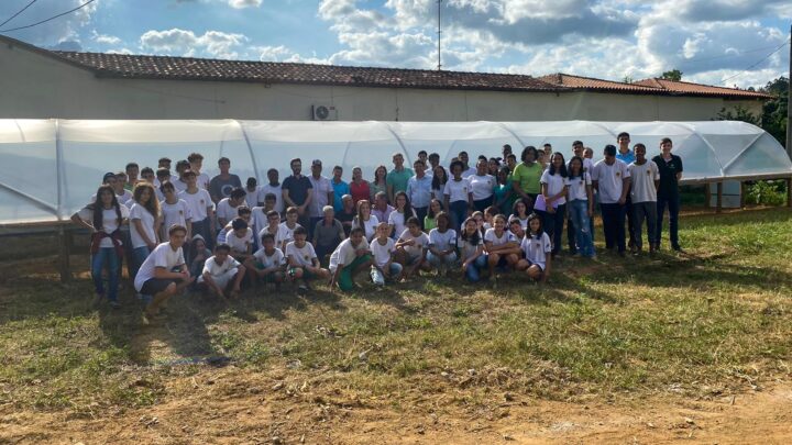 Prefeitura de Linhares entrega terreiro suspenso para Associação Escola Família Agrícola de Marilândia