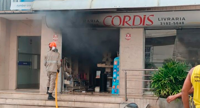 Incêndio destruiu primeiro piso da livraria Cordis, em Colatina