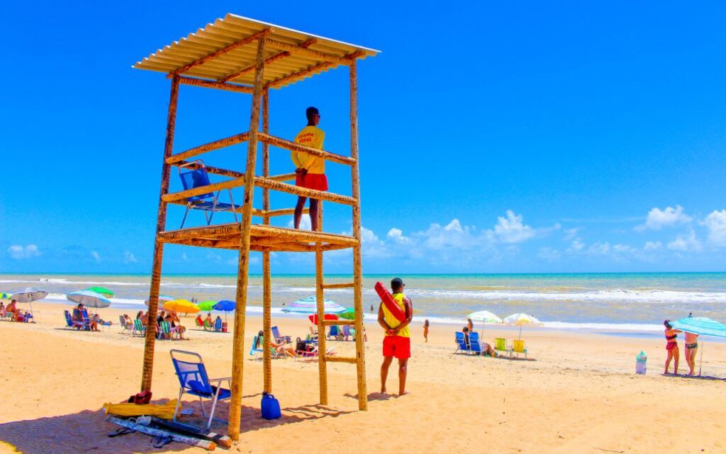 Guarda-vidas começam atuar nas praias de Linhares neste fim de semana