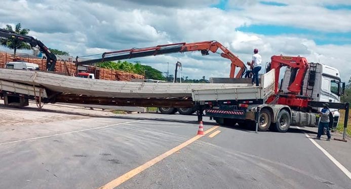 Acidente deixa BR 101 norte fechada em Jaguaré