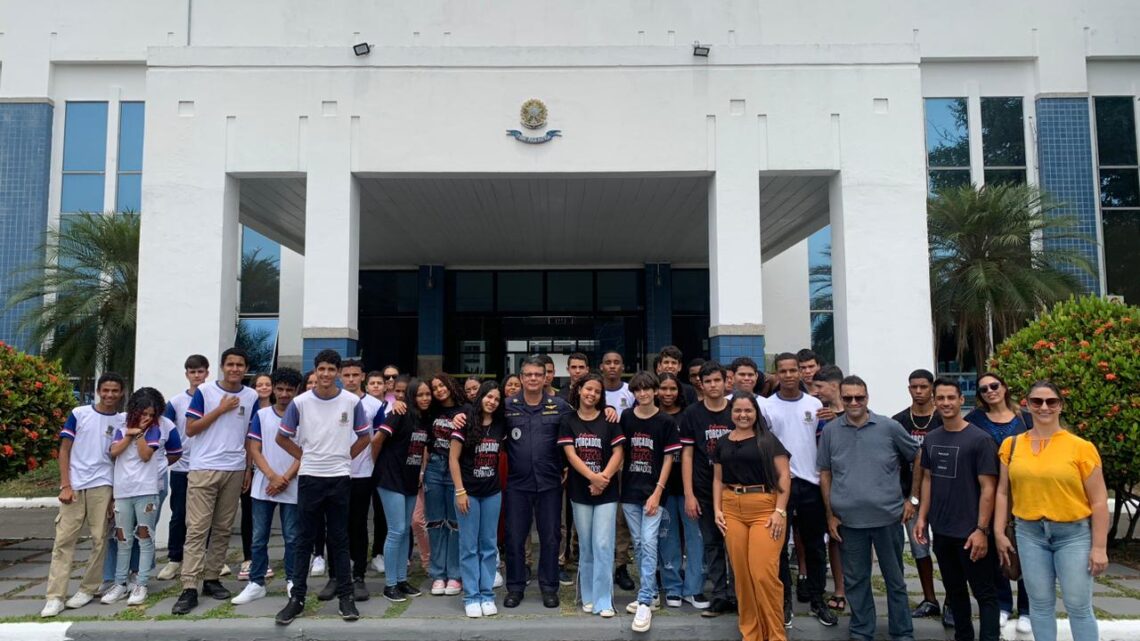 Estudantes de escola do Guaxe visitam Capitania dos Portos do Espírito Santo