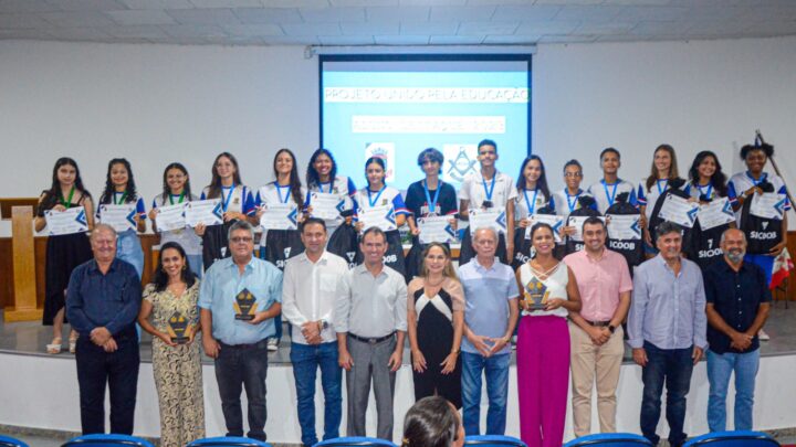 Projeto Unido pela Educação premia estudantes destaques pelo desempenho escolar na rede municipal de Linhares