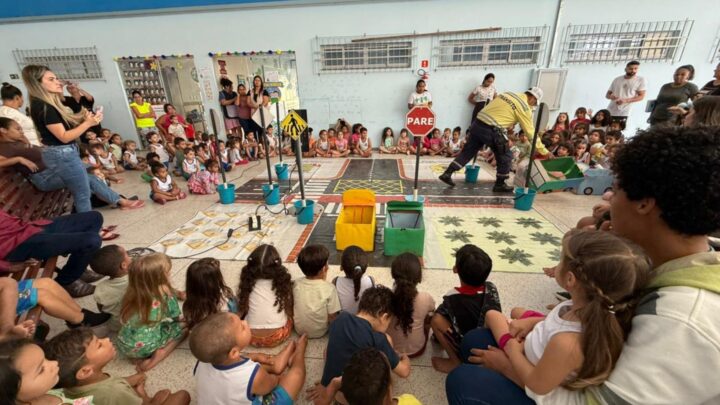 Estudantes da Escola de Tempo Integral do Palmital aprendem regras de trânsito brincando na “Transitolândia”