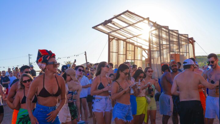 SUNSET EM PONTAL | Corona Praia Sunsets: DJ Laura Murad comanda primeira apresentação no sábado, dia 10