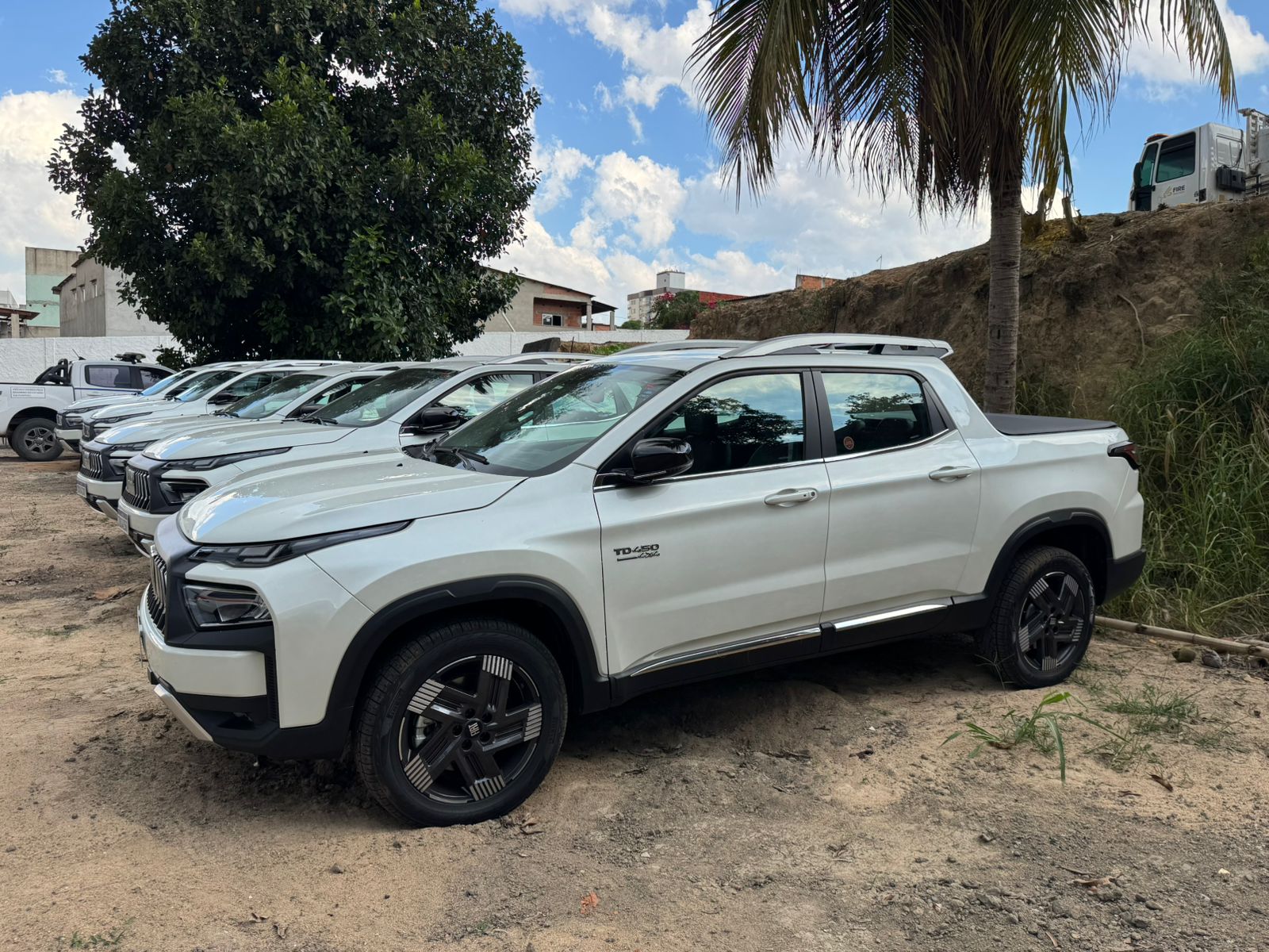 NOVOS VEÍCULOS | Saúde de Linhares recebe cinco novas caminhonetes para reforçar transporte e atendimento à população