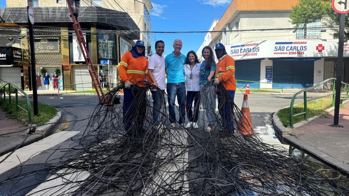 RETIRADA DE FIOS | Avenida do Centro de Linhares será interditada neste domingo (21) para a retirada de fios inutilizados