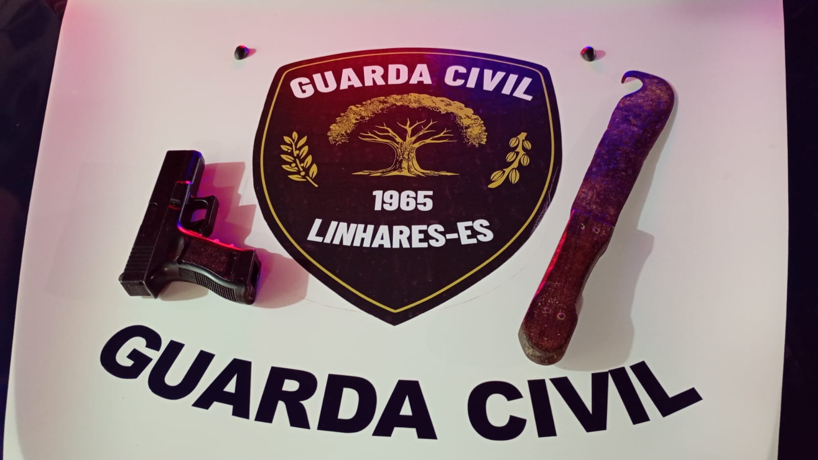 PRESO | Homem é preso pela Guarda Civil Municipal com simulacro de arma e facão no Centro de Linhares