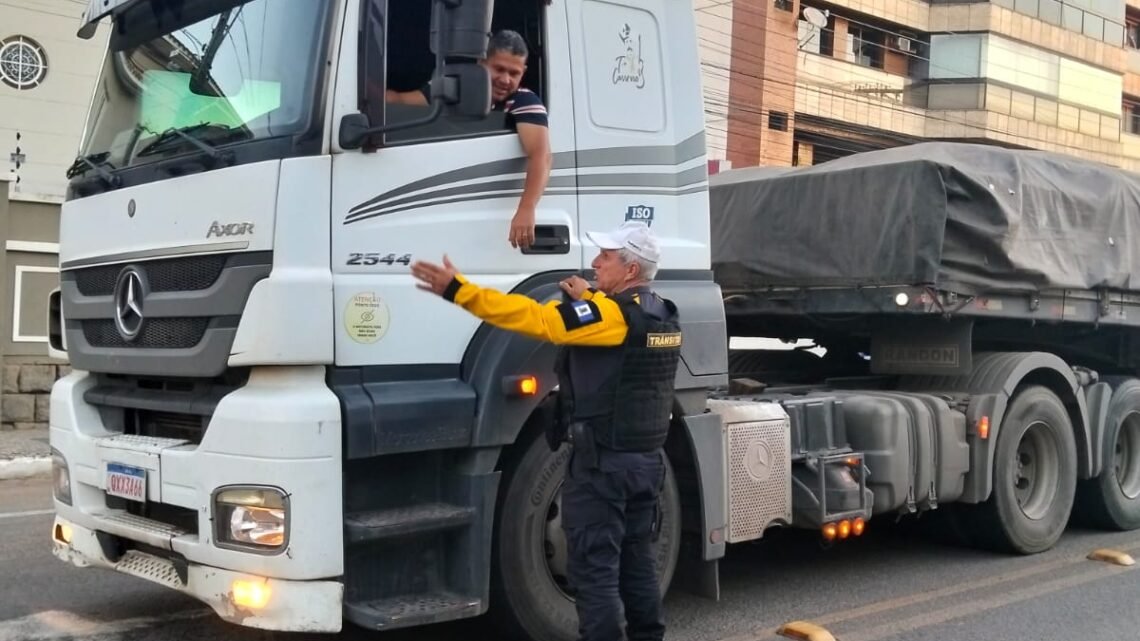 5 de 13.675 DETRO orienta motoristas sobre rotas em Linhares após interdição na BR-259