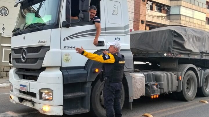 5 de 13.675 DETRO orienta motoristas sobre rotas em Linhares após interdição na BR-259