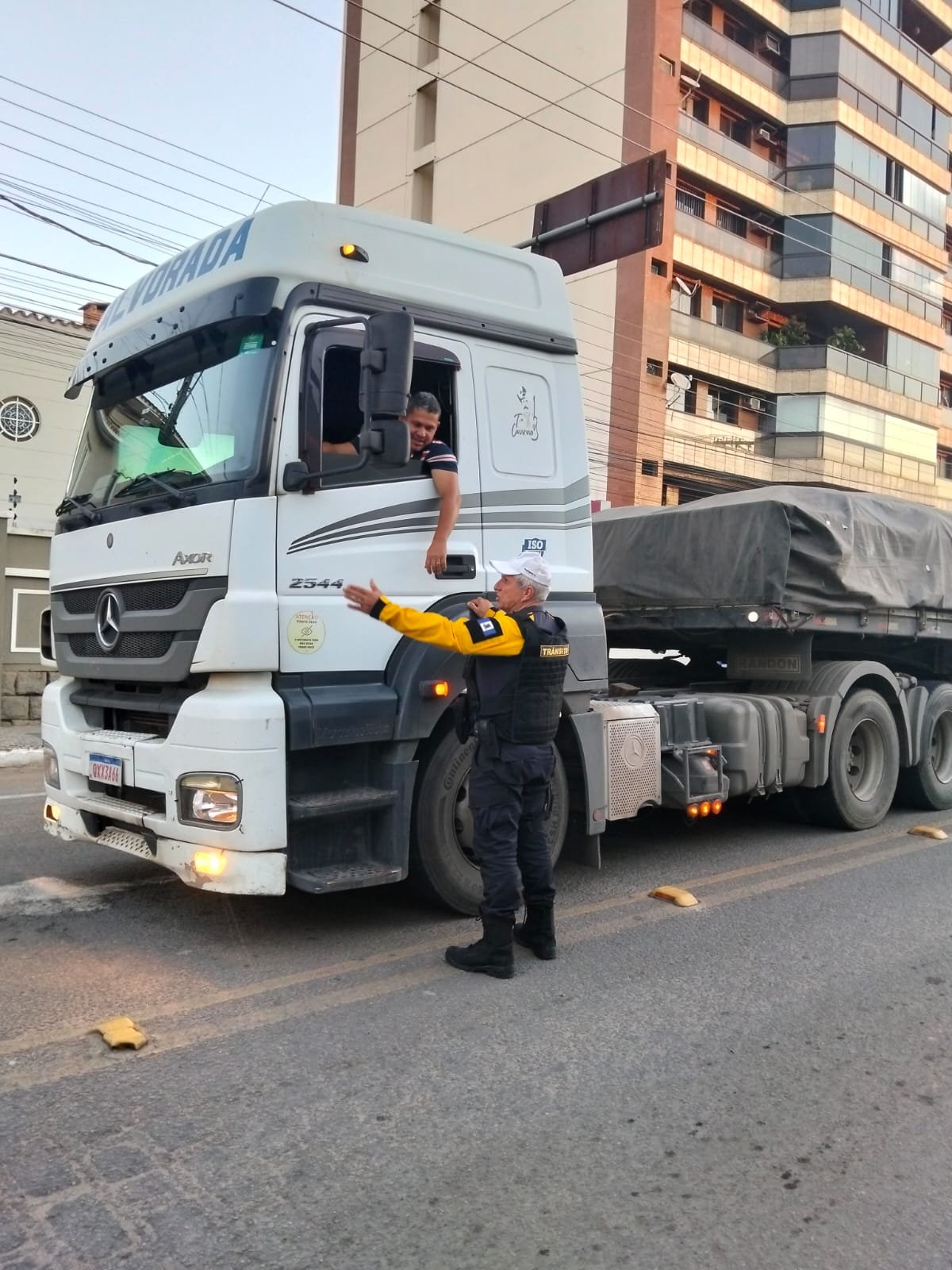 5 de 13.675 DETRO orienta motoristas sobre rotas em Linhares após interdição na BR-259